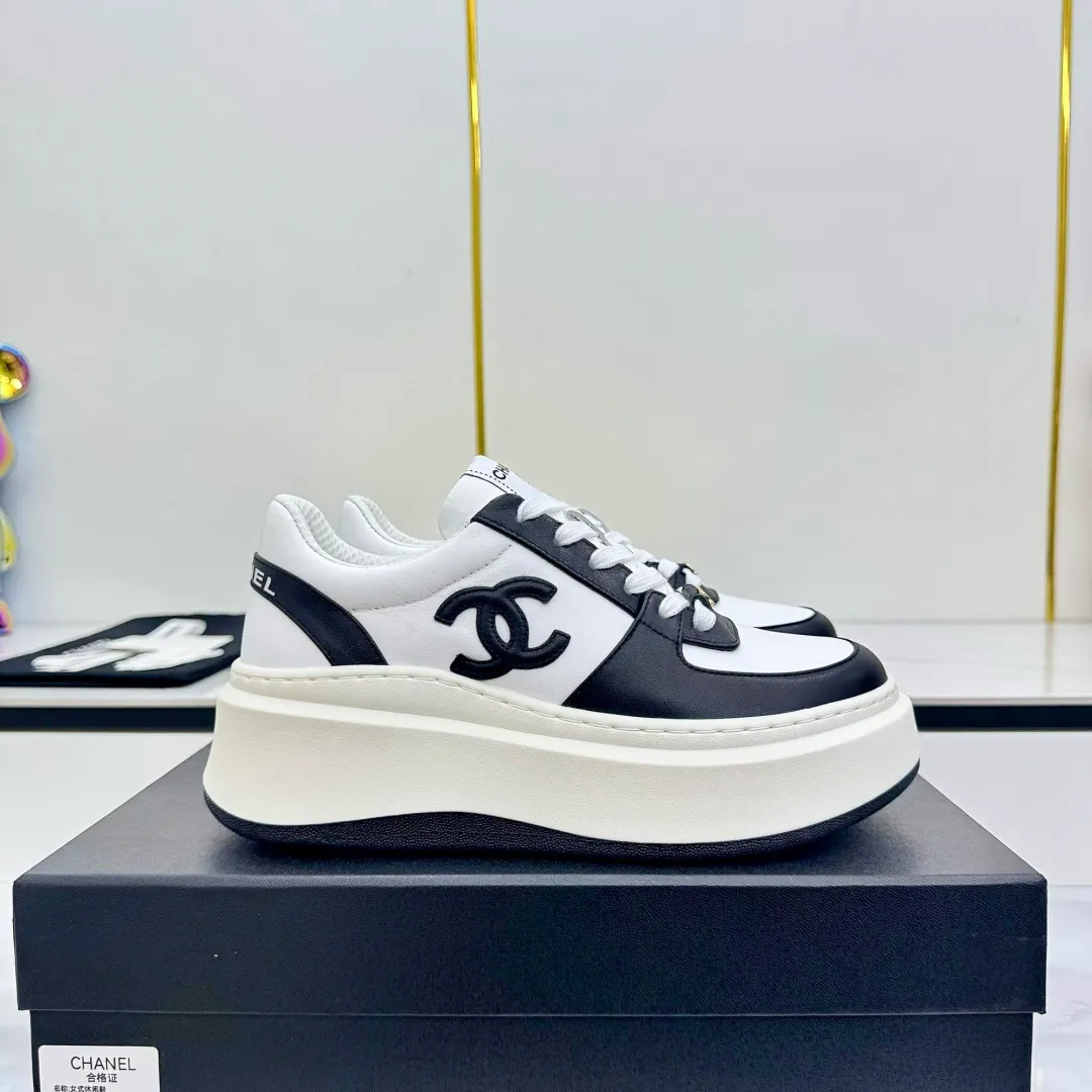 👟👟Ex-factory price 600👟👟 Upgraded version, upgraded version, upgraded version! No rebuttal accepted! ! ! ! Chanel Chanel panda shoes! 2025 counter's top casual sports shoes. This classic design; the upper is electro-embroidered with a variety of techniques; the outsole is fashionable and sporty; the unusual inclusion of a variety of color matching elements... The diversified mix and match is very good-looking and versatile, and can be used for leisure, fashion, sports, and outdoor... ꫛꫀꪝ Go➫ Materials: ❶Upper made of: original imported first-layer silk cowhide + original waterproof cloth + original first-layer cowhide ❷Inner lining: Original Yangli+Net ❸Outsole based on: Original TPU combination outsole Counter boutique packaging complete set for women 35–41 👉 👉 👉 👉 👉